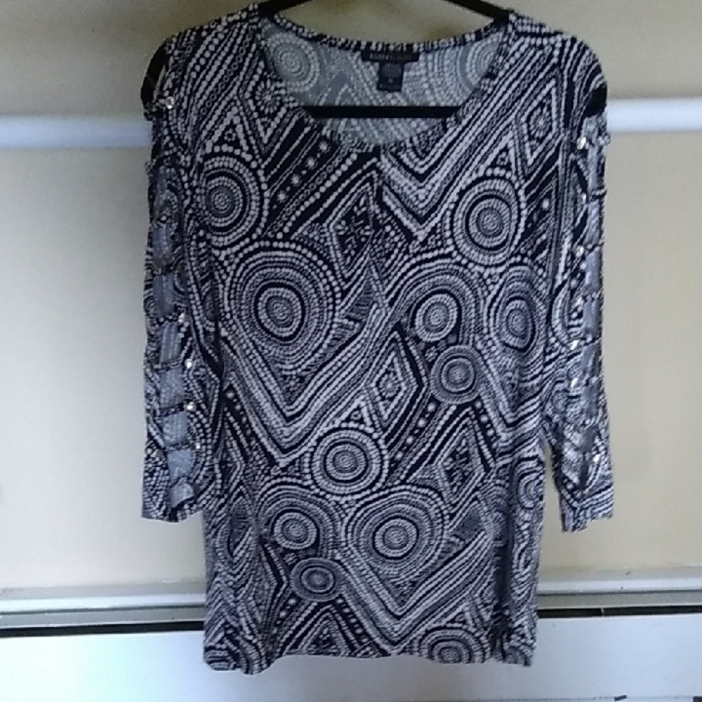 Robert Louis Women’s Black & White Geometric Print Cutout Sleeve Top